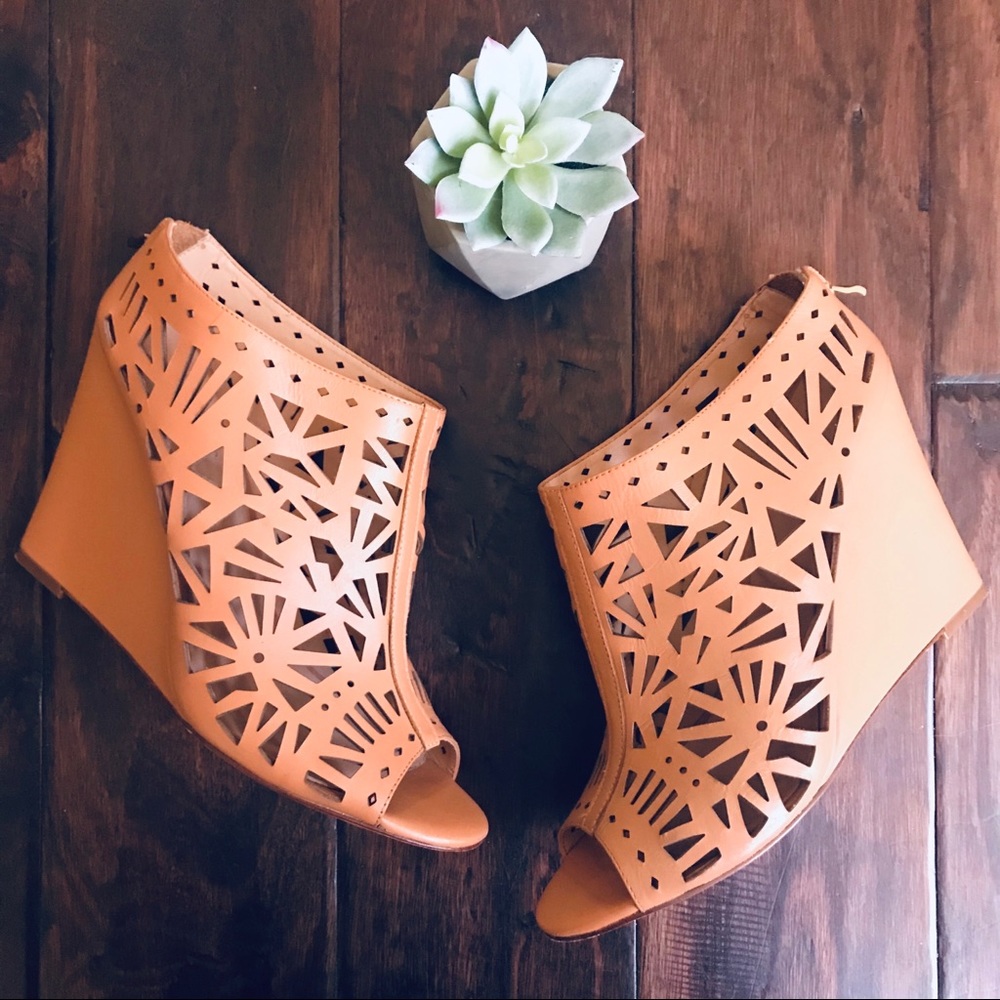 *SOLD* Artelier Nicole Miller Nude Cut Out Wedges - Picture 1 of 7
